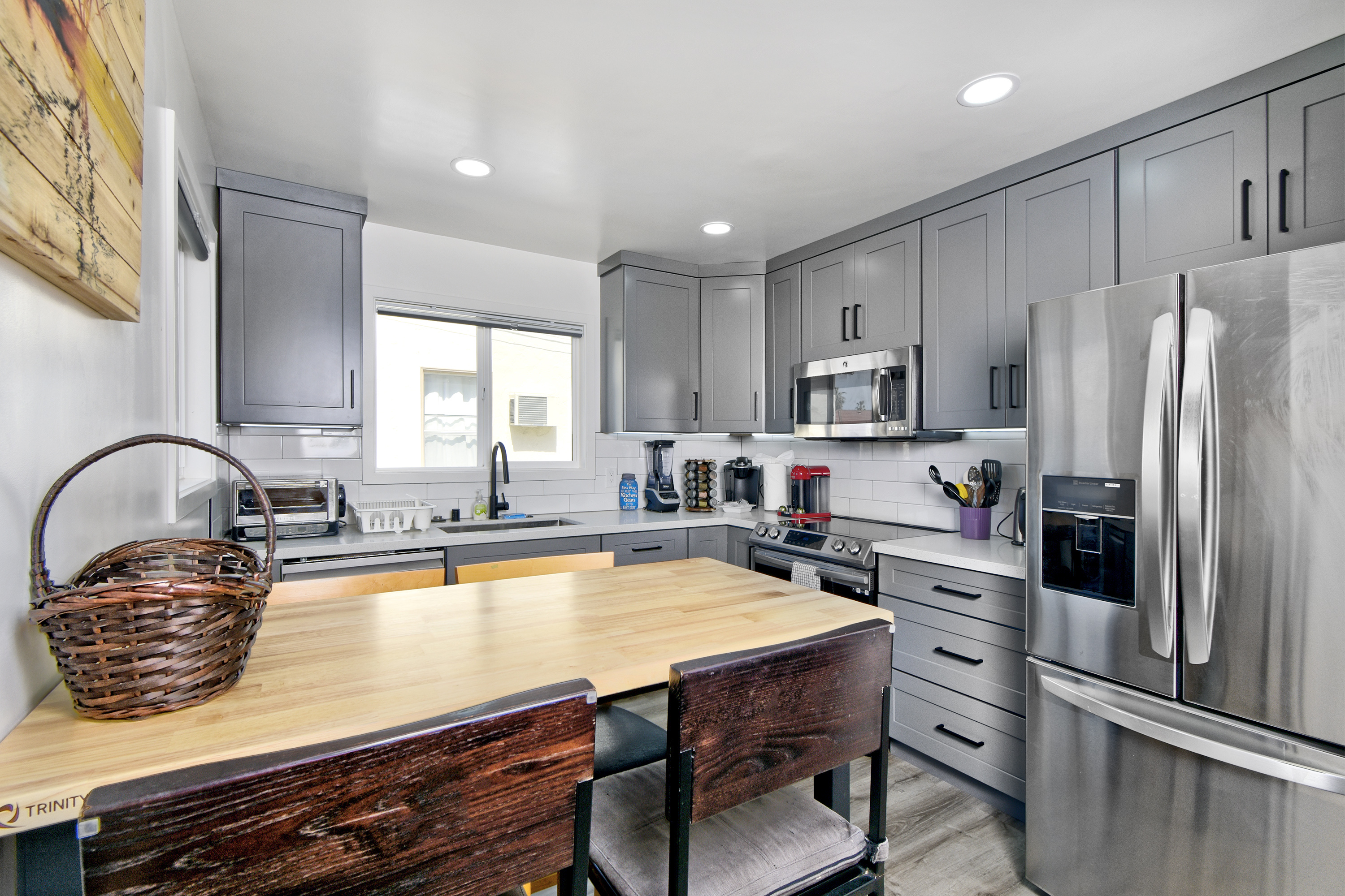 02-1362-shortridge-unit-a-fully-equipped-kitchen-with-island