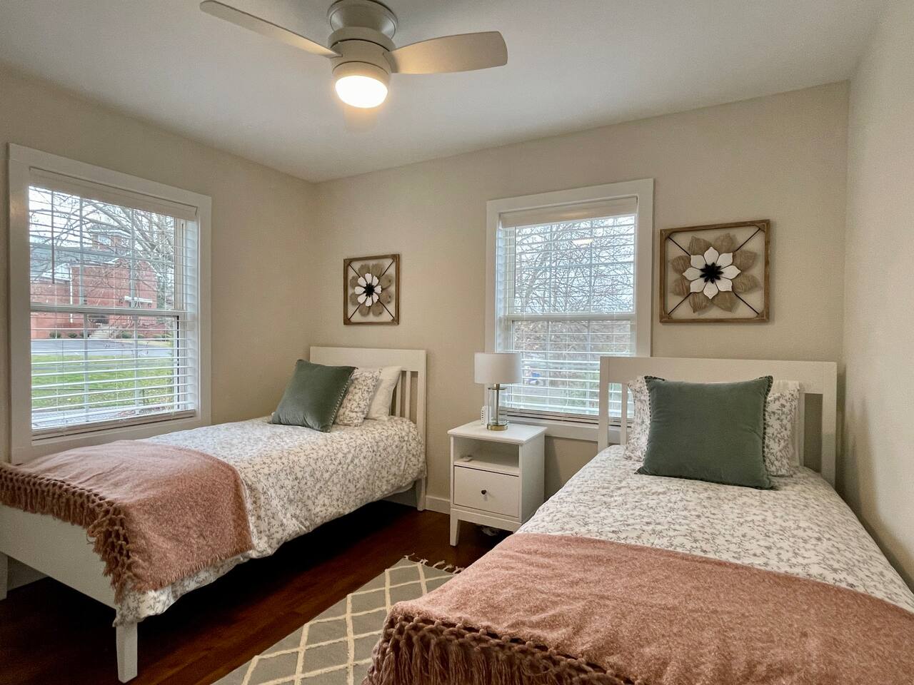Bedroom with two twin-size beds