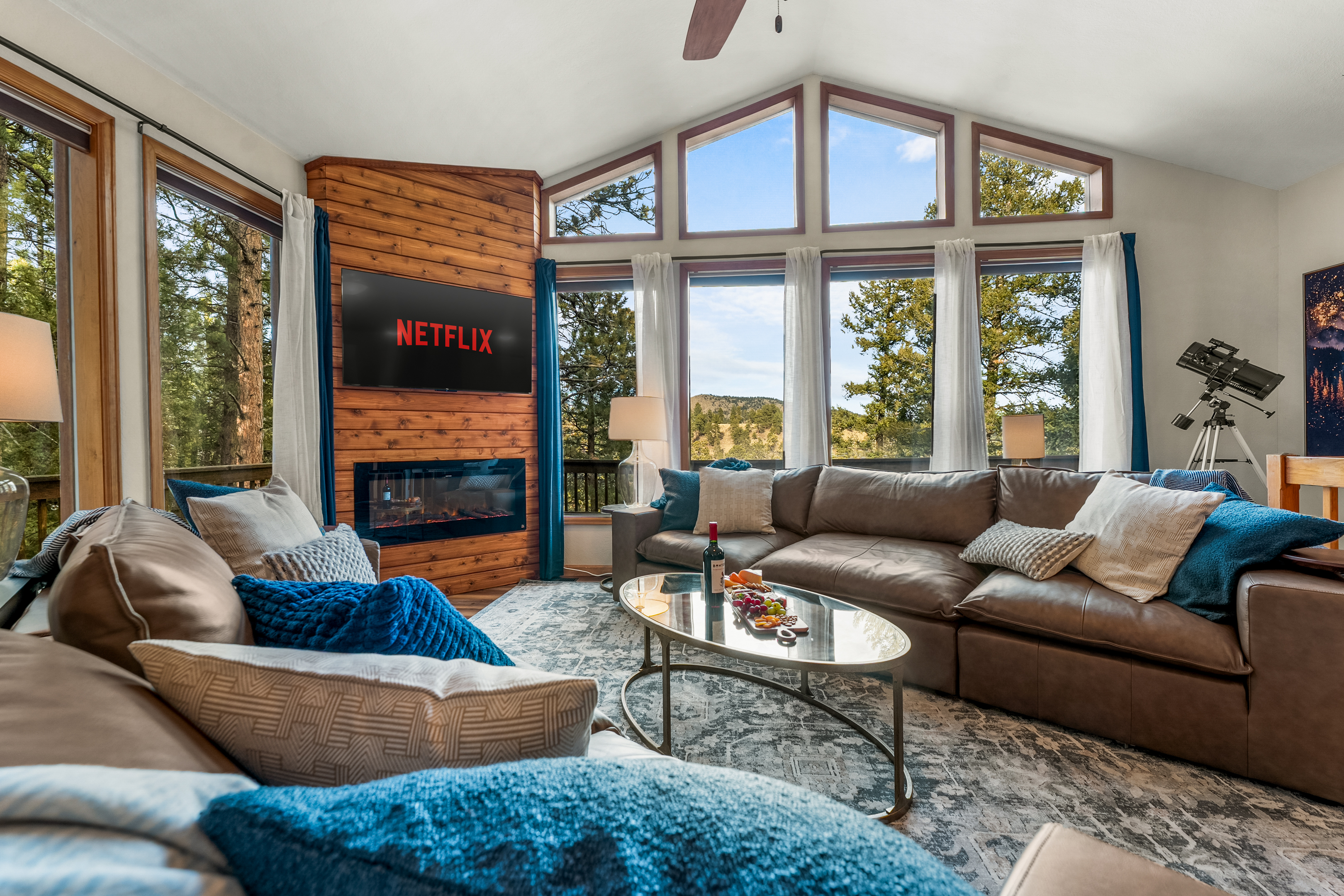 🌄 Soak in big-mountain views through soaring windows while you lounge on plush sectionals 🛋️🔥 Kick on the fireplace, enjoy the big screen 📺, or stargaze with the telescope 🔭
