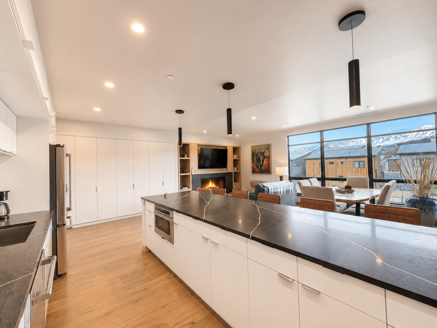 Modern comfort and a full kitchen with stunning mountain views