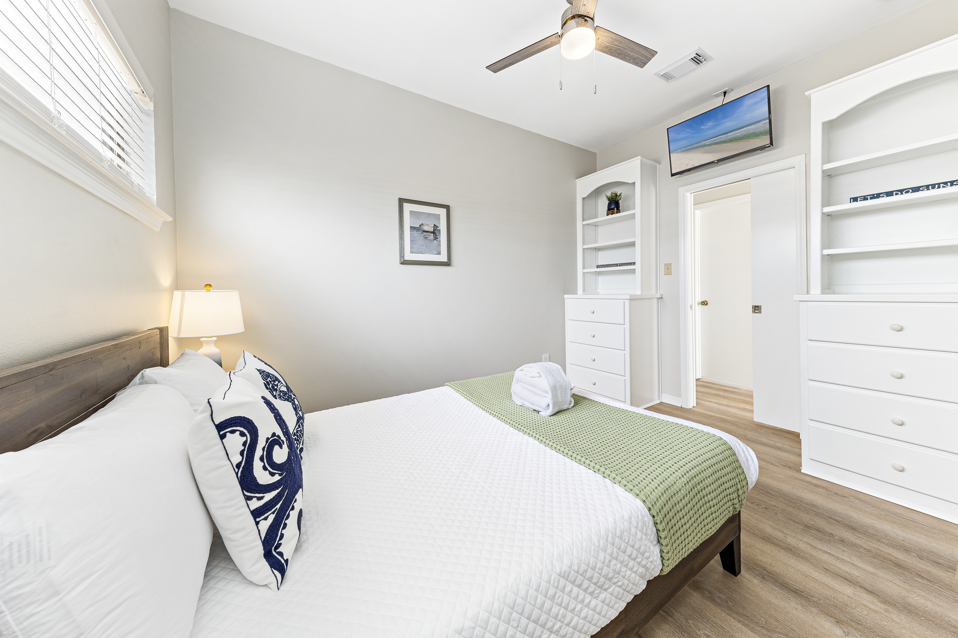 Full Bed on West Side (Bedroom 7)