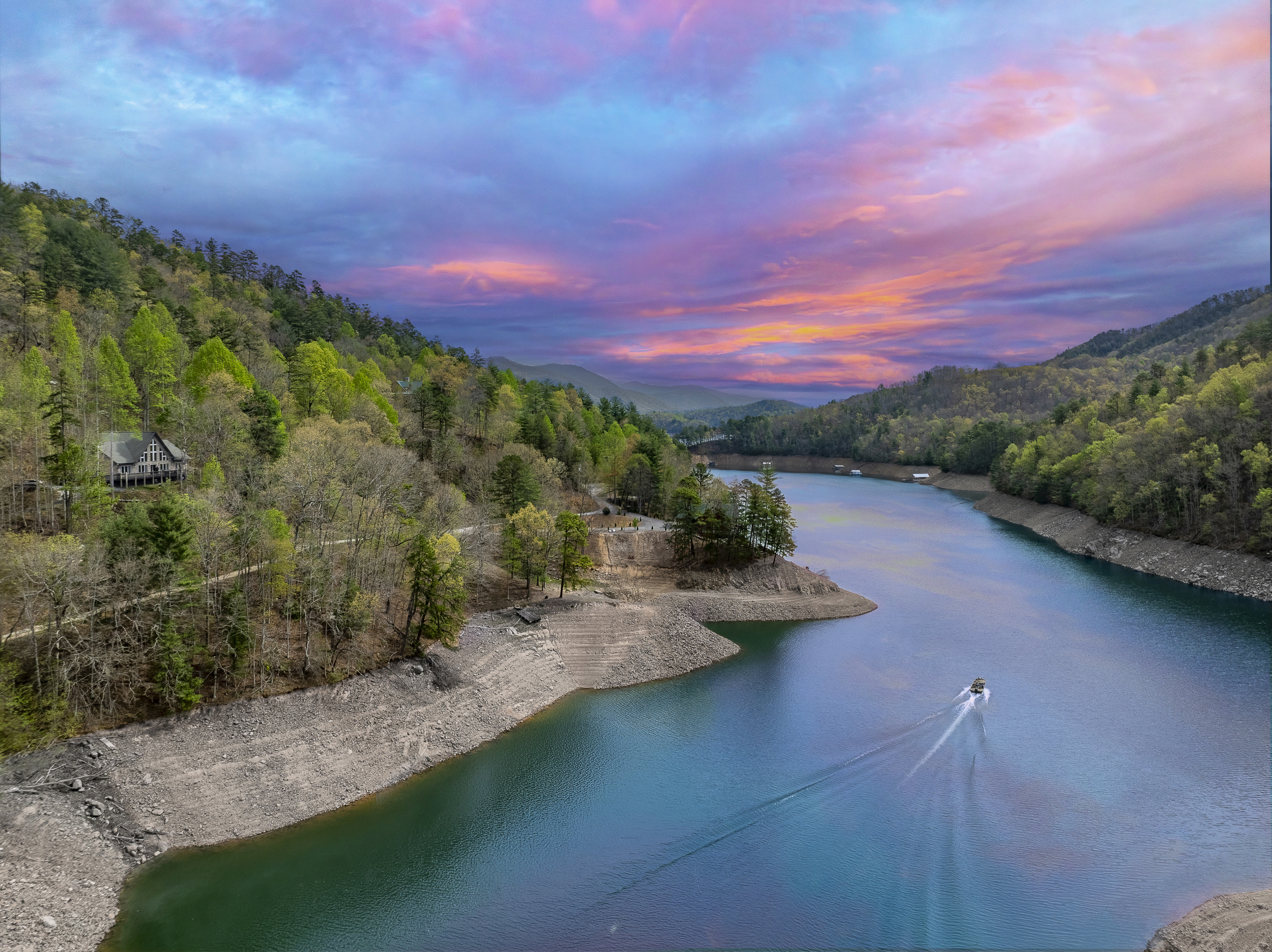 Scenic Lakeview Retreat: Experience breathtaking sunsets over serene waters and lush mountains!