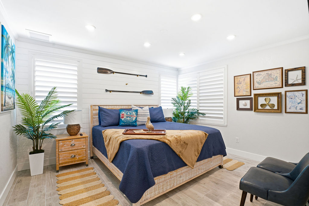 Welcome to the Tropical room, a cozy nautical retreat inspired by life on the water.