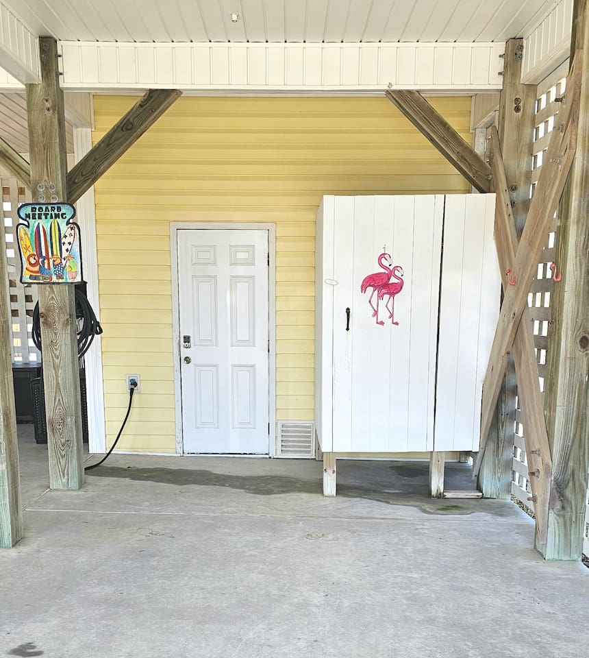 outdoor shower at the Lazy Flamingo!
