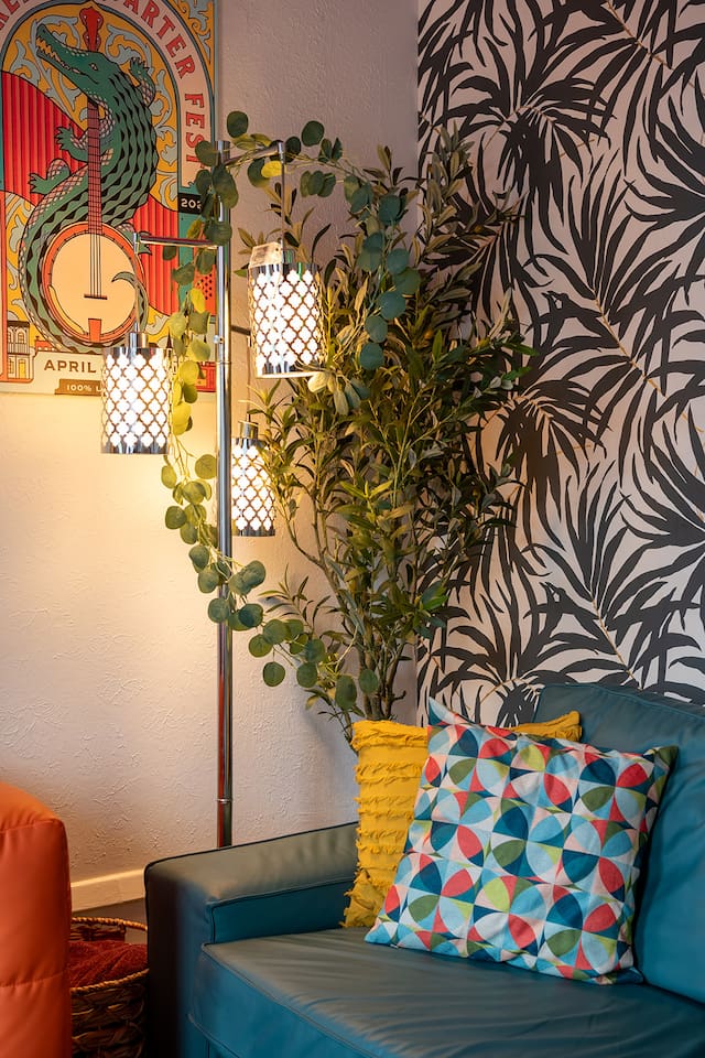 Tropical details and many different options for lighting to get the vibes just right 