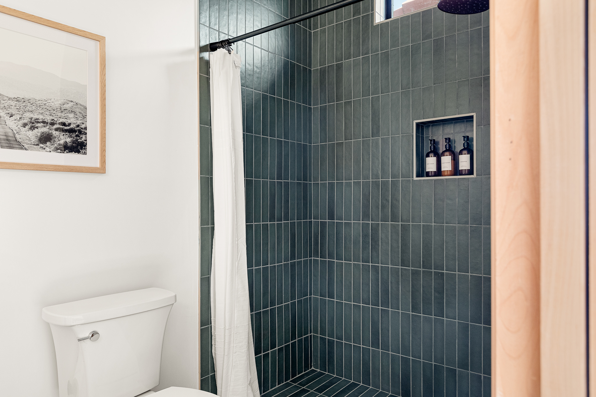 Upstairs middle bath (9)