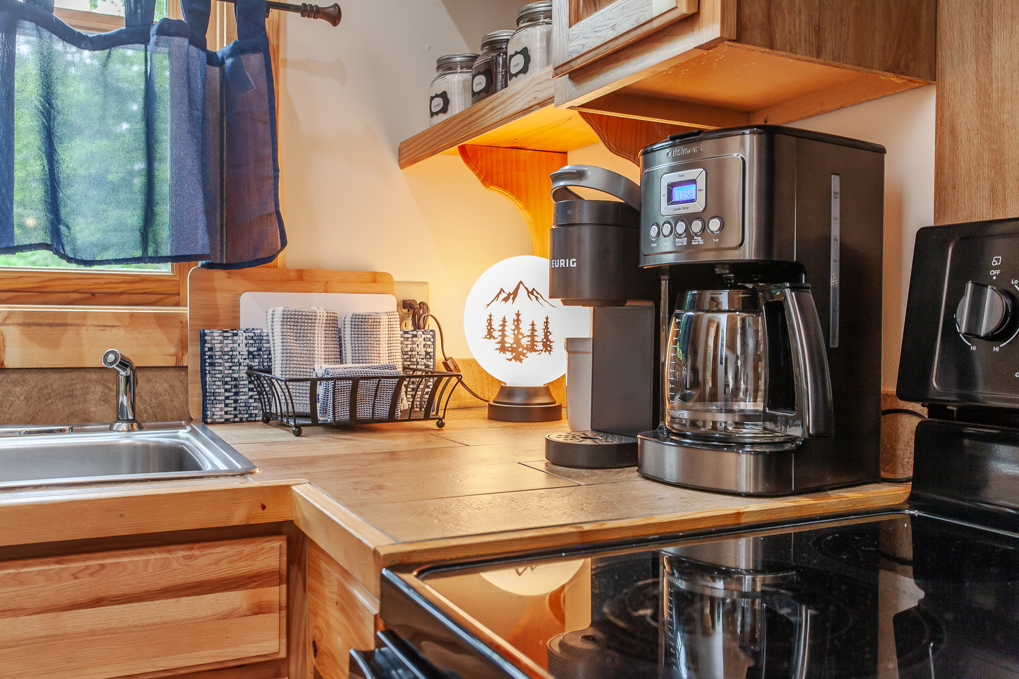 Coffee pot and keurig machine