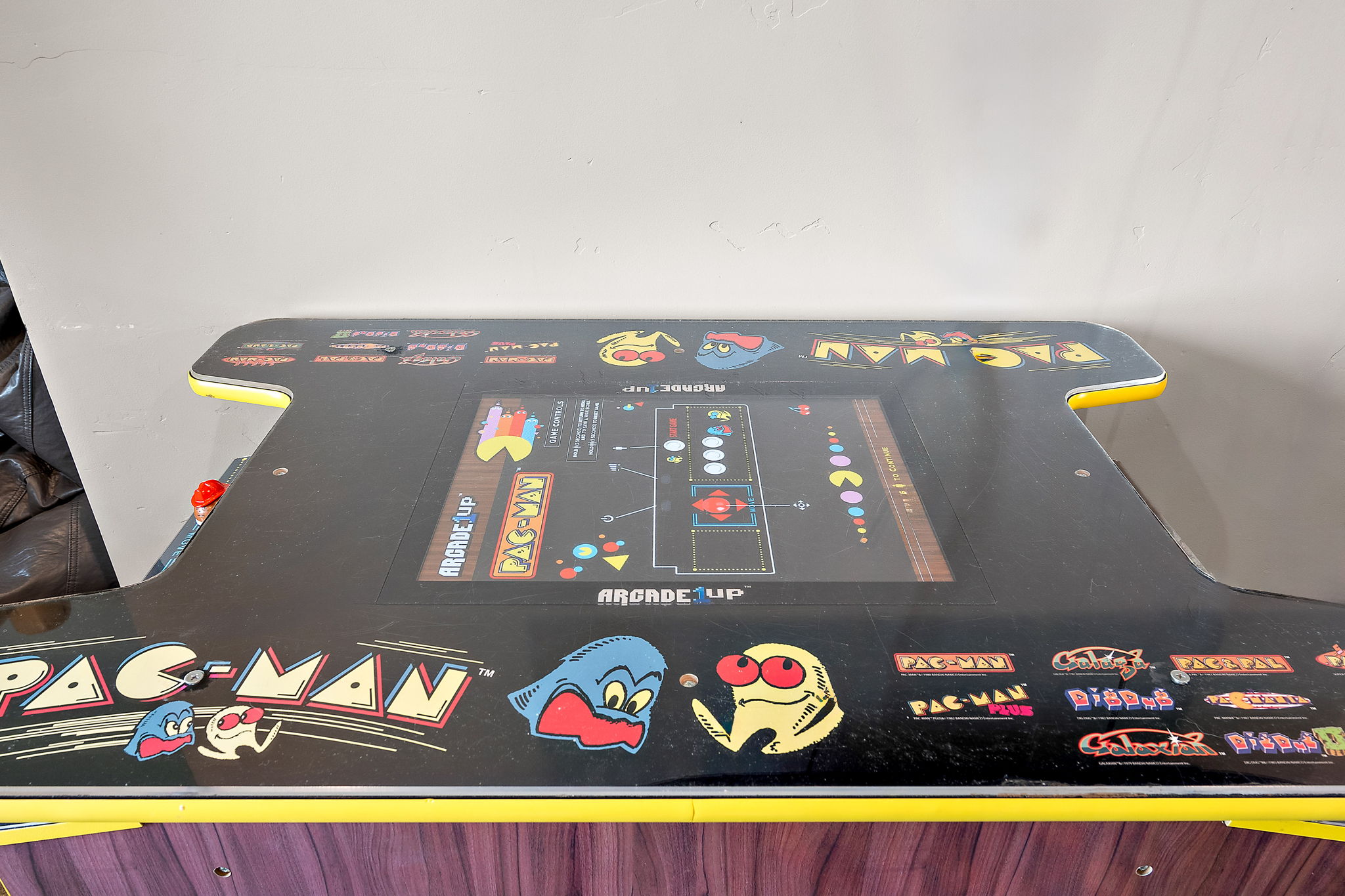 Nostalgic fun Challenge friends on the awesome retro arcade game.