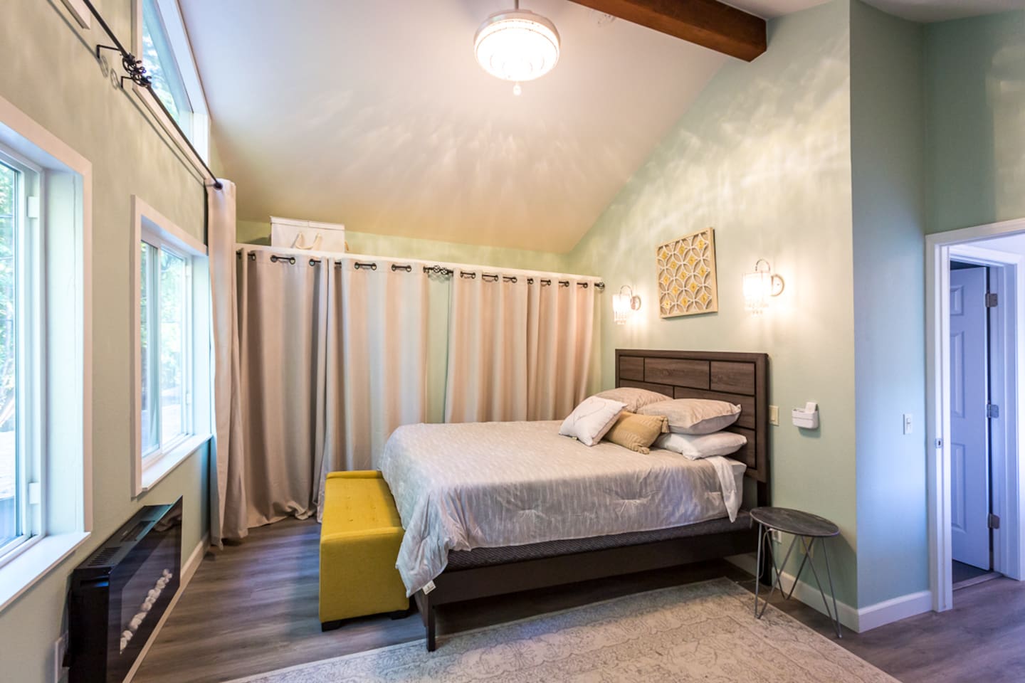- Retreat to this serene bedroom, where vaulted ceilings and soft lighting create a peaceful ambiance
- Large windows bring in natural light, while the plush bedding invites you to relax and recharge
- Perfect space for a restful night’s sleep