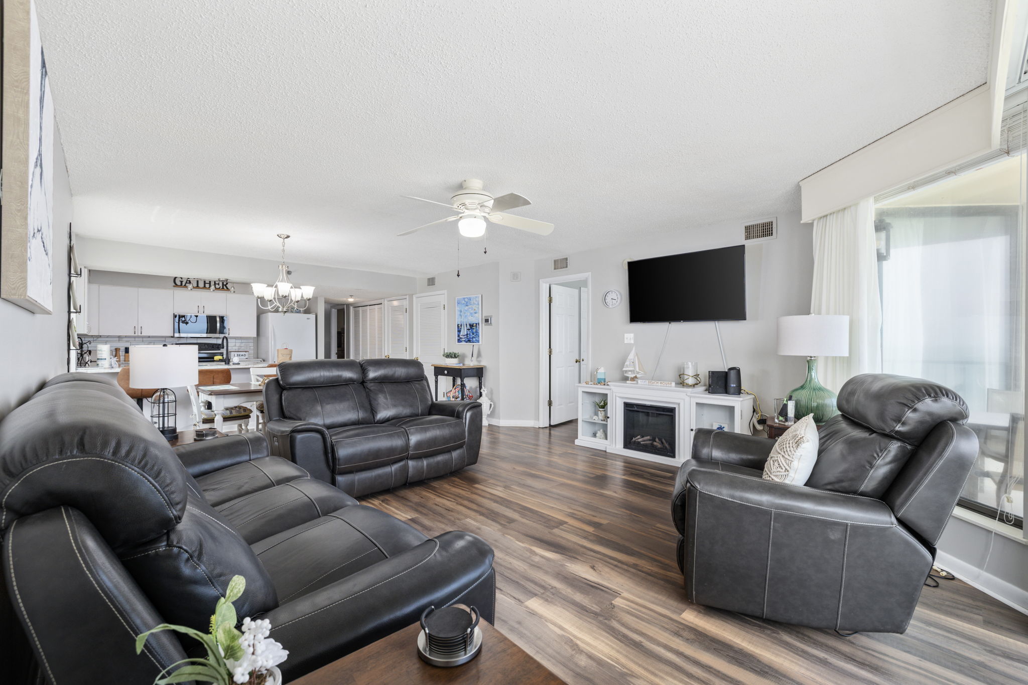 Large living room with Smart TV and balcony acccess