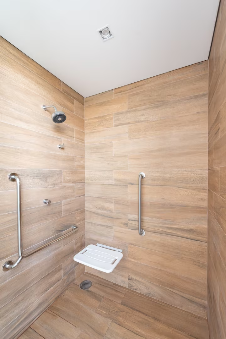 🚿 Espaço de apoio da sauna com chuveiros modernos para maior conforto.