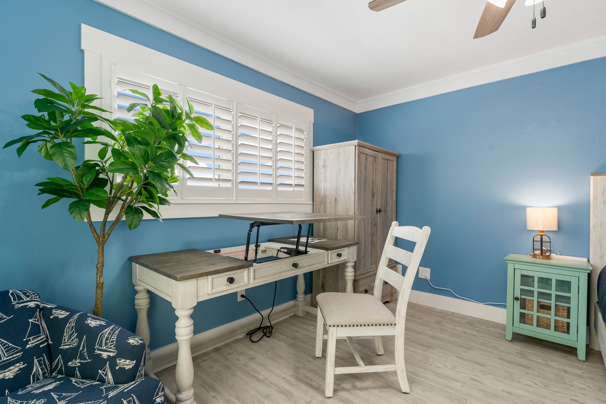 While we don't want to think about work while in paradise, you can still check in on things with a view of the teal-green waters below from our ergonomic desk. Embrace the perfect blend of productivity and relaxation all while surrounded by the gulf below