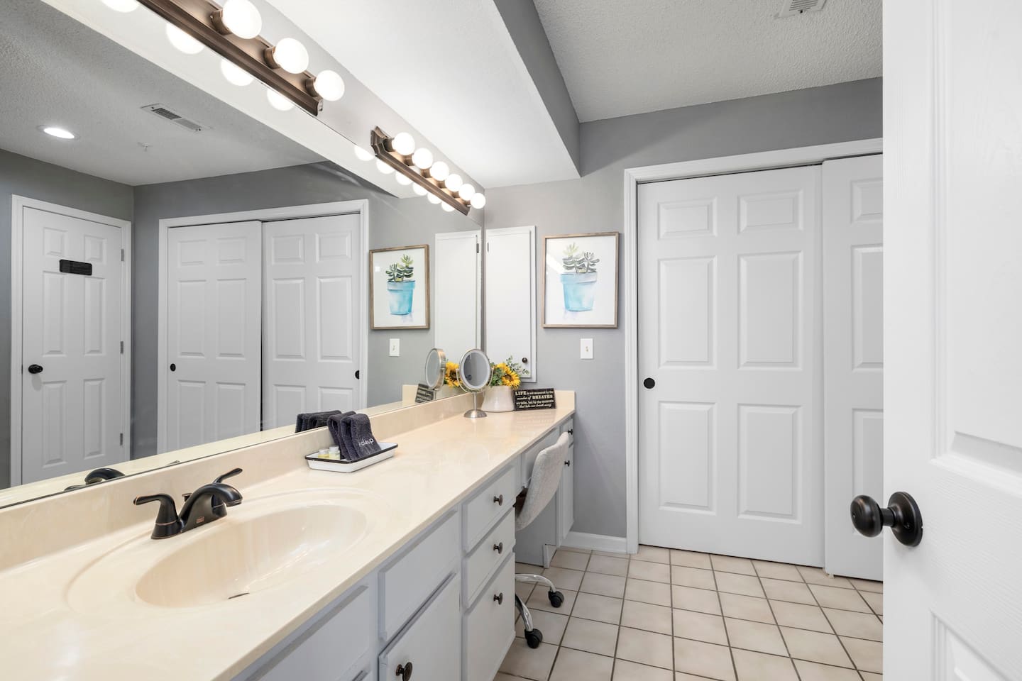 Luxury Bathroom: Bright and spacious retreat with elegant finishes and stylish decor!