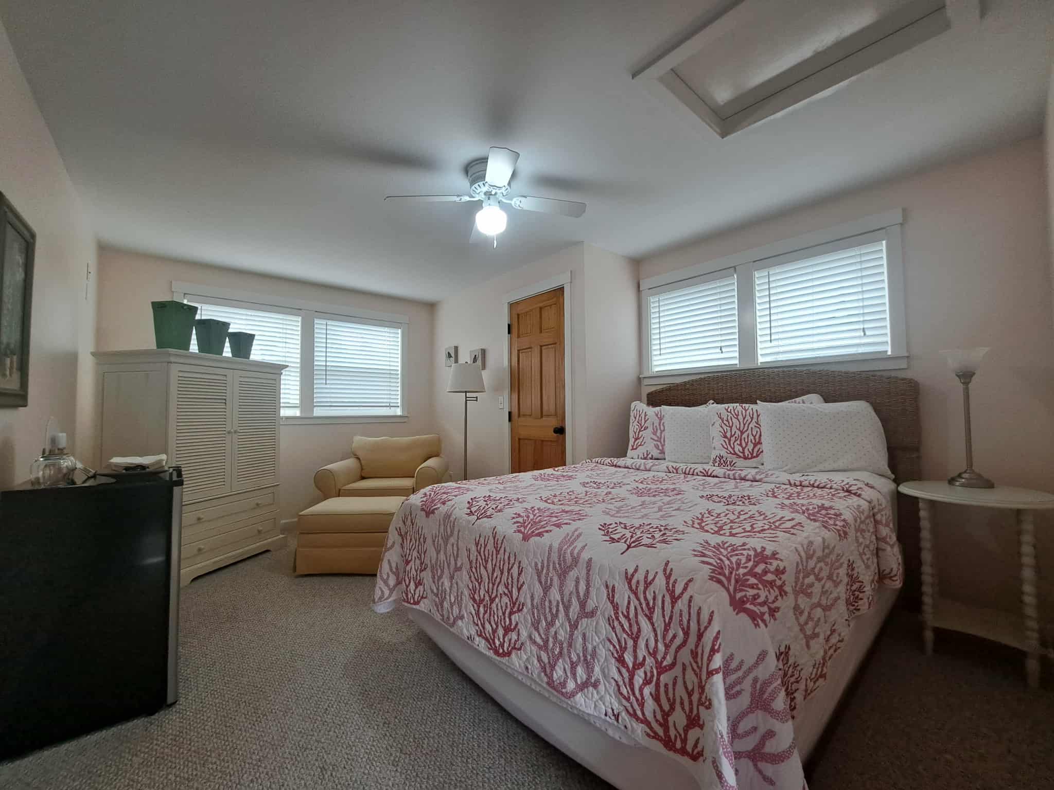 A spacious suite with lots of comfortable space for reading, unwinding, and relaxing.