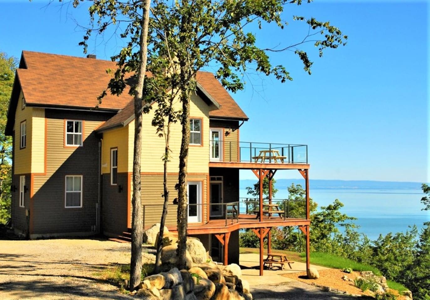 La vue est incroyable, particulièrement au rez-de-chaussée dans ce chalet-condo sur les 2 étages du bas.