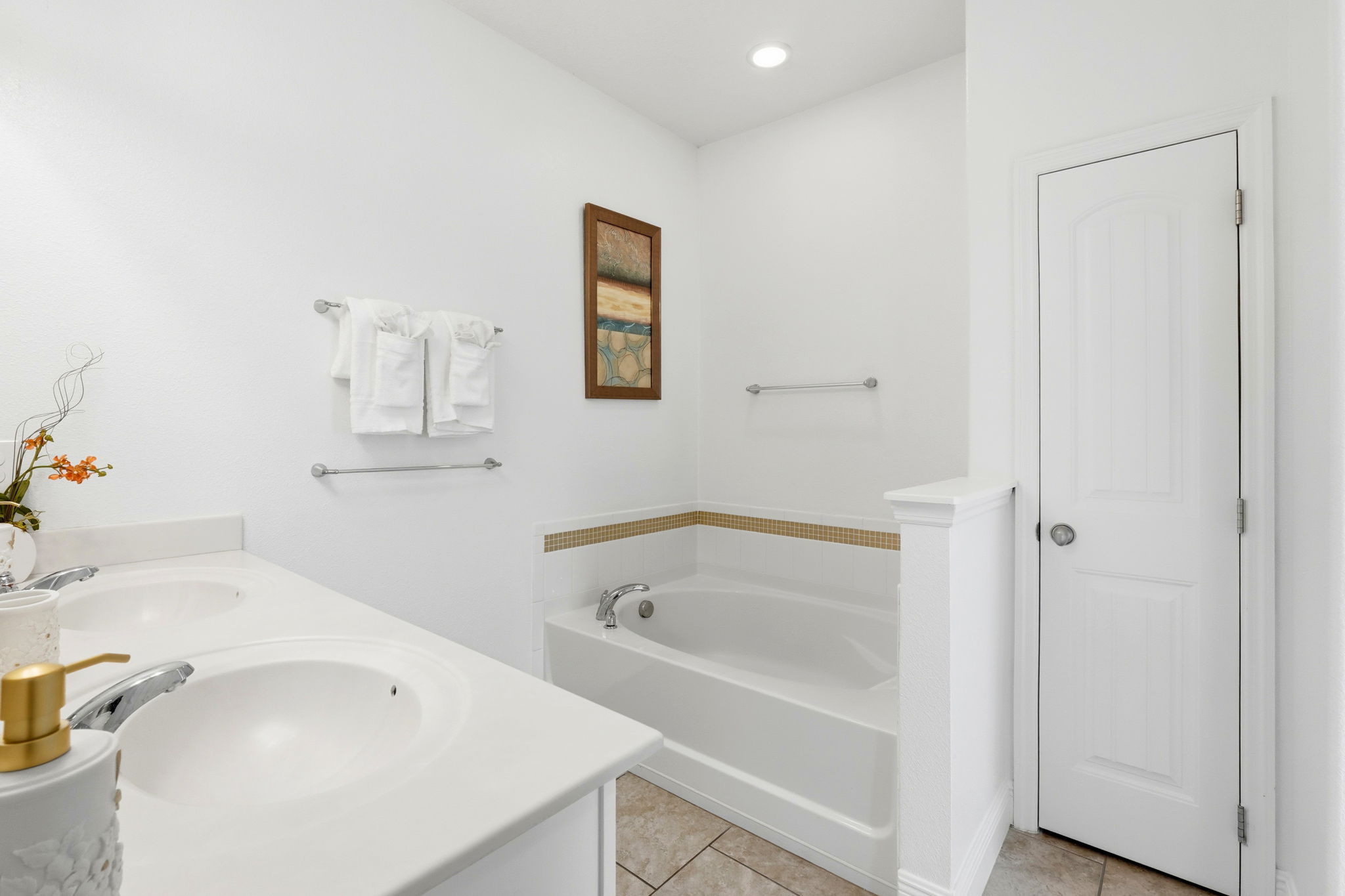 en-suite bath for the king bd 1st floor