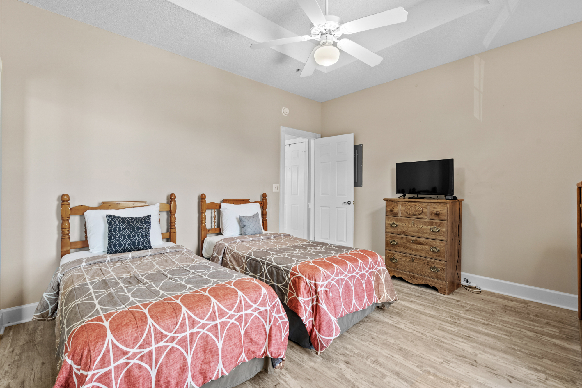 Second Bedroom with 2 twin beds