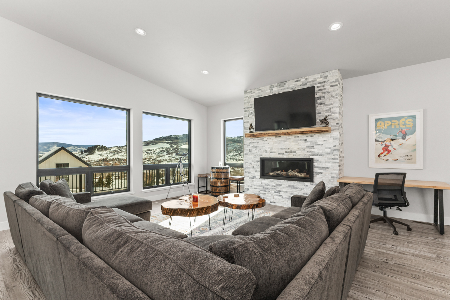 Living Room | Gas Fireplace