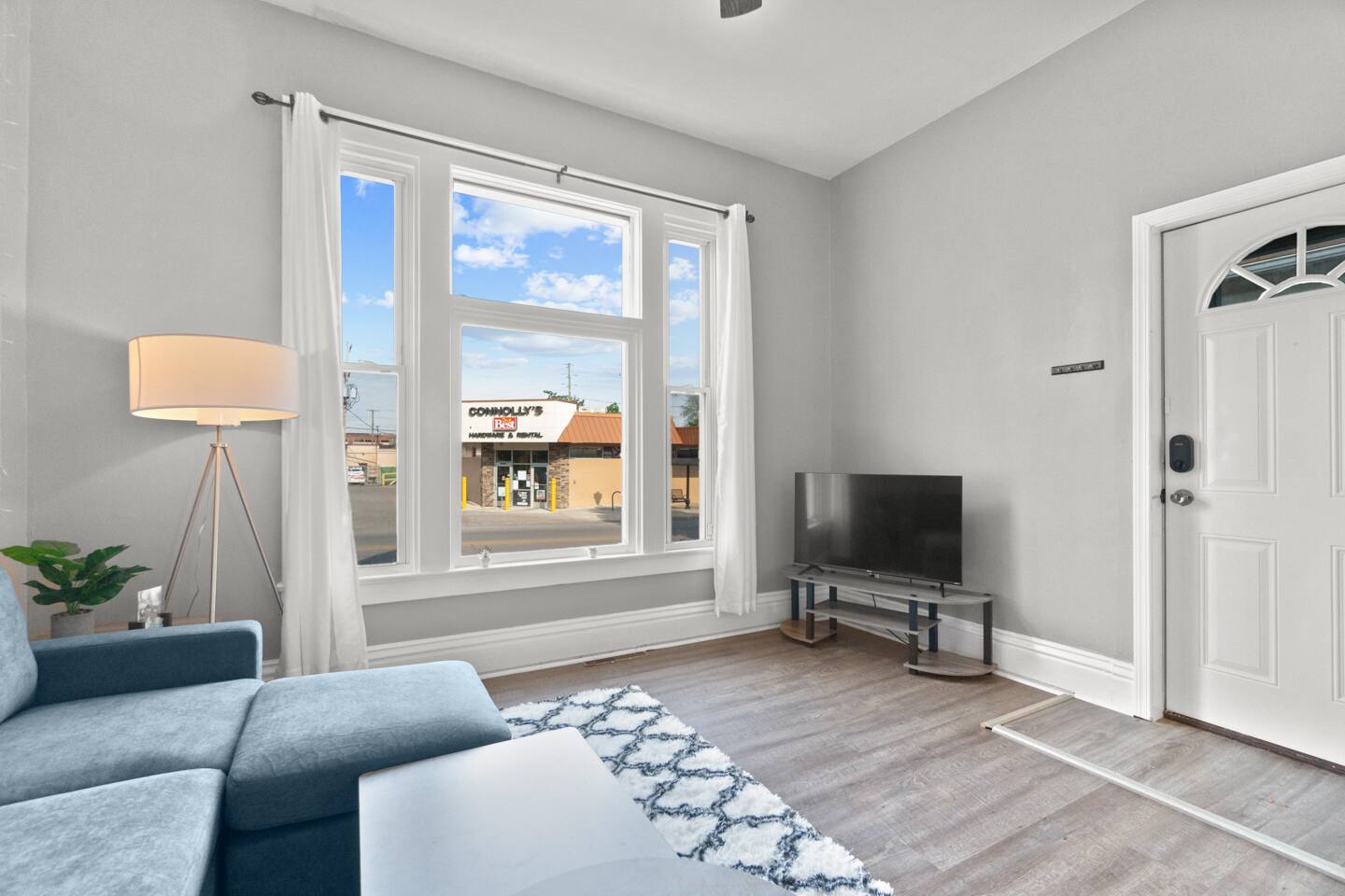 The living room combines comfort and simplicity, creating a perfect space to unwind.