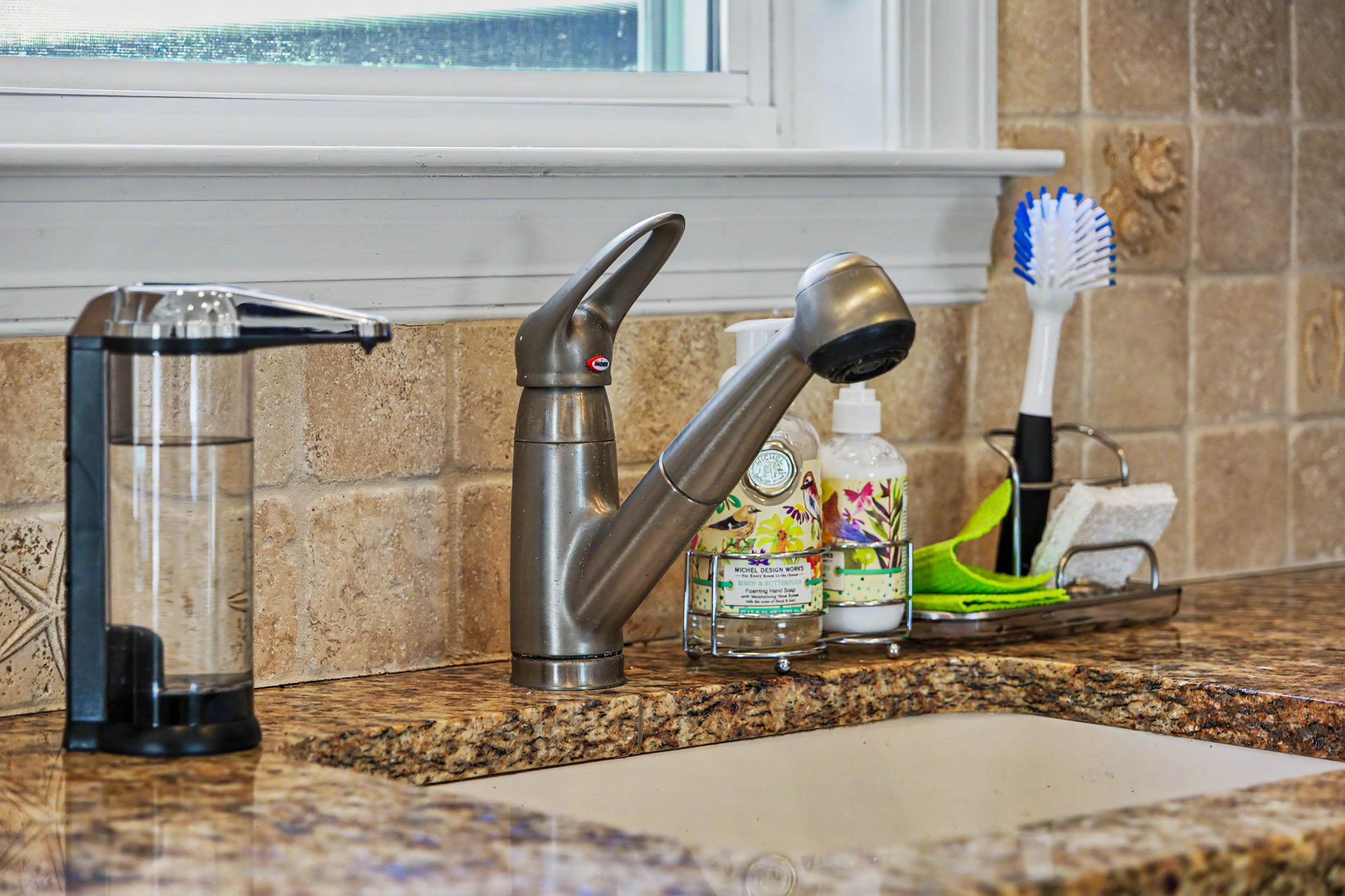 kitchen_sink_faucet_detail