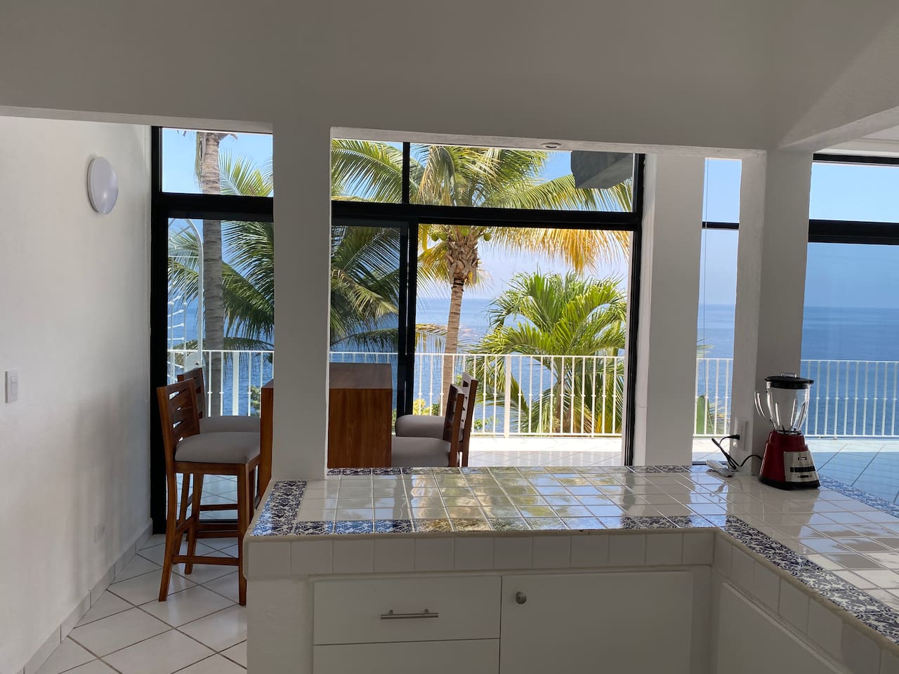Views from the Kitchen Area
Vistas desde la Cocina