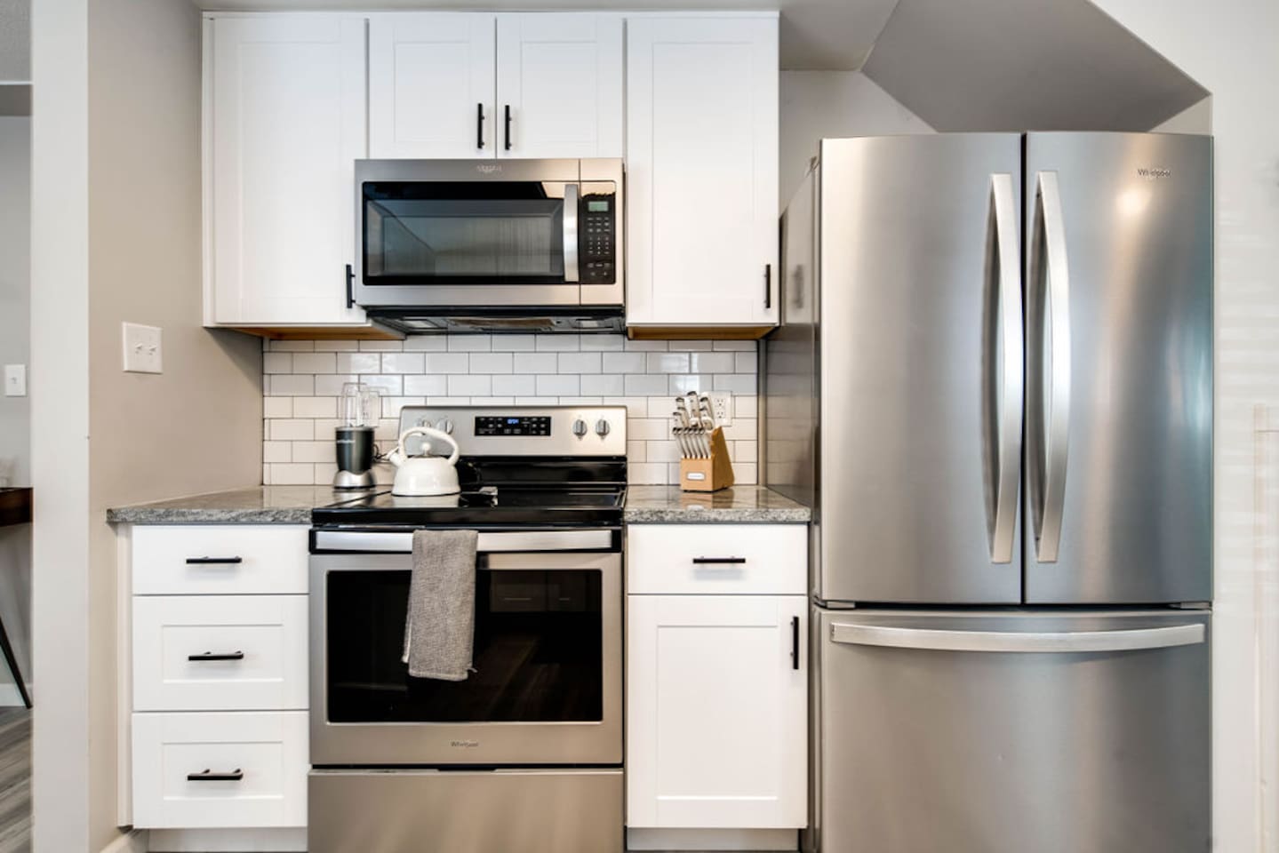 Full sized appliances - Electric stove, microwave, dishwasher and refrigerator