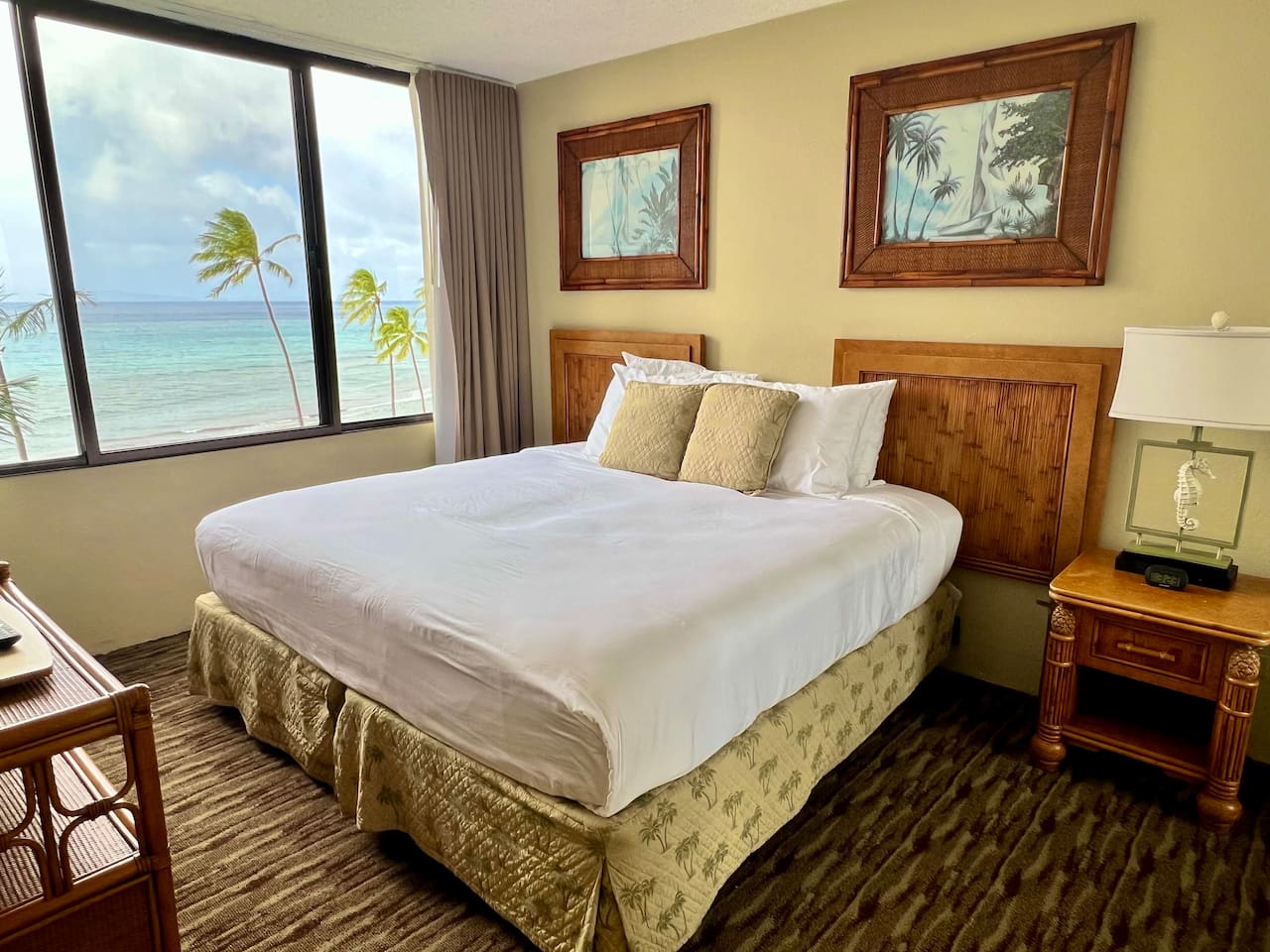 Twin beds can be combined into a king size bed. 

Note: Headboards are fixed to the wall.

Please notify the host in advance if you would like the twins combined into a king. May not be available for last-minute reservations.