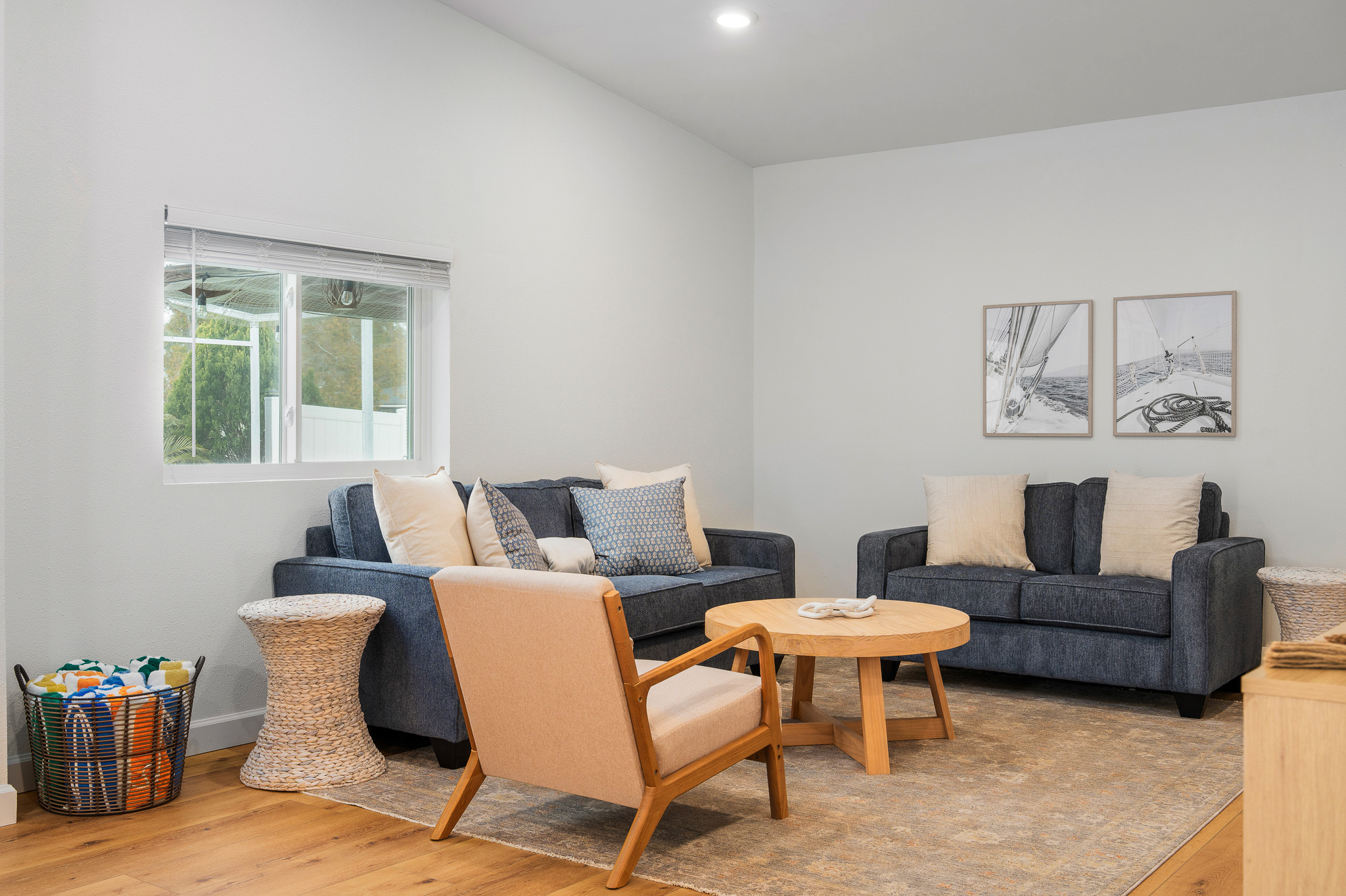 🌿✨ Seamless Indoor–Outdoor Living ✨🌿
Open the three-panel sliders to the pool and screened lanai just steps away 🏊‍♂️☀️. Unwind with the 55" smart TV 📺 or enjoy family board games 🎲 for cozy nights in 🛋️💛