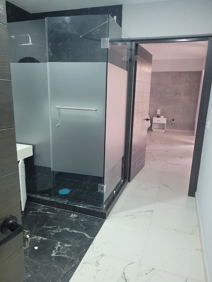 Full bathroom of Master Bedroom leading to the Master Bedroom 1