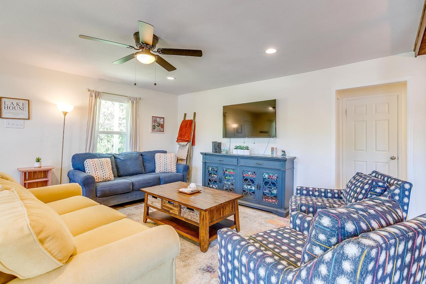Spacious living room with multiple sofas and Smart TV — comfortable seating for the whole group.