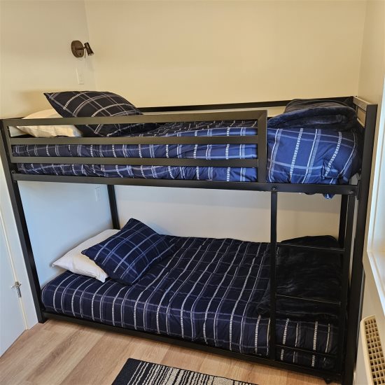 Downstairs bedroom: Twin bunkbeds
