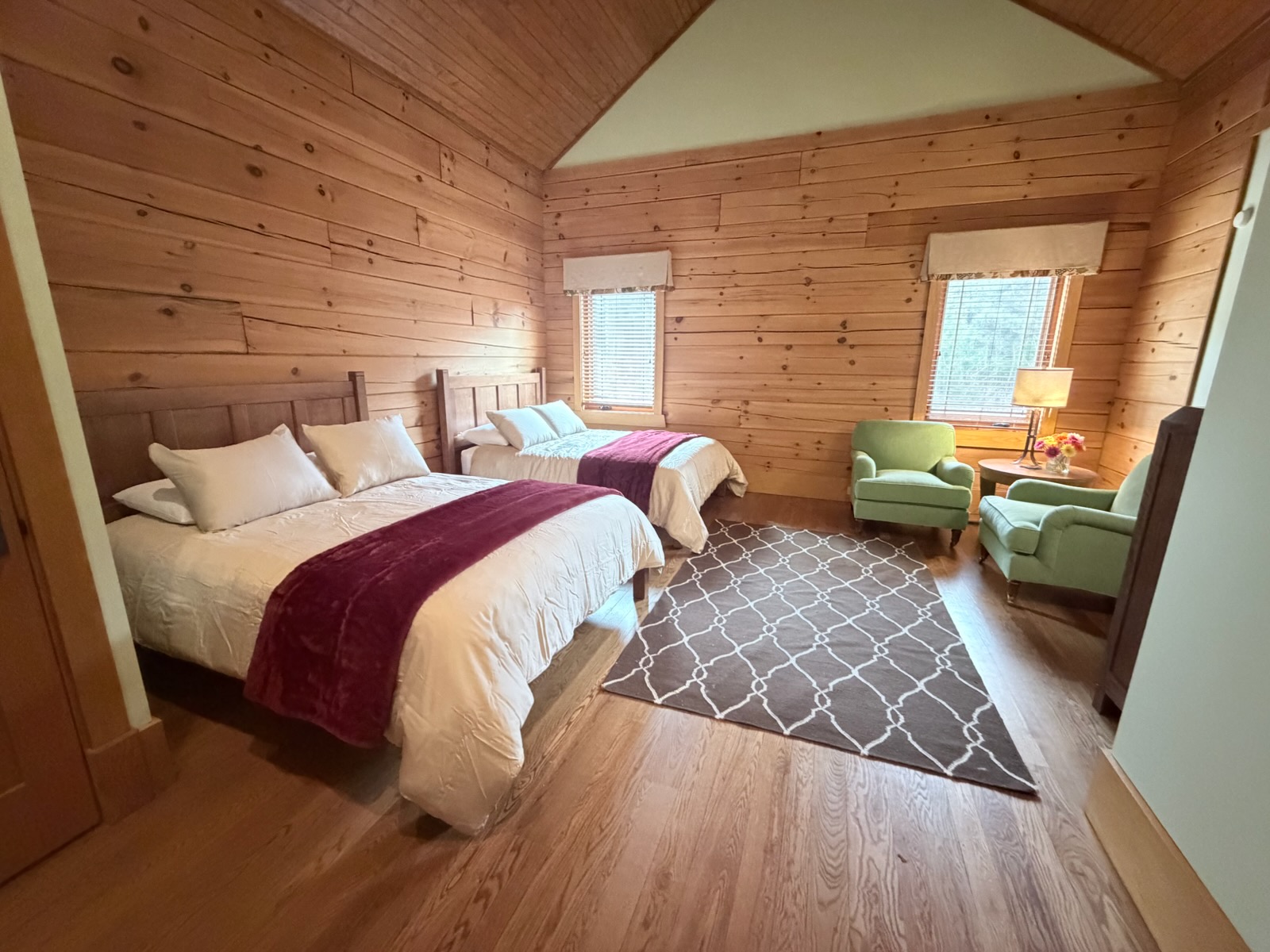 Send bedroom with 2 queen beds