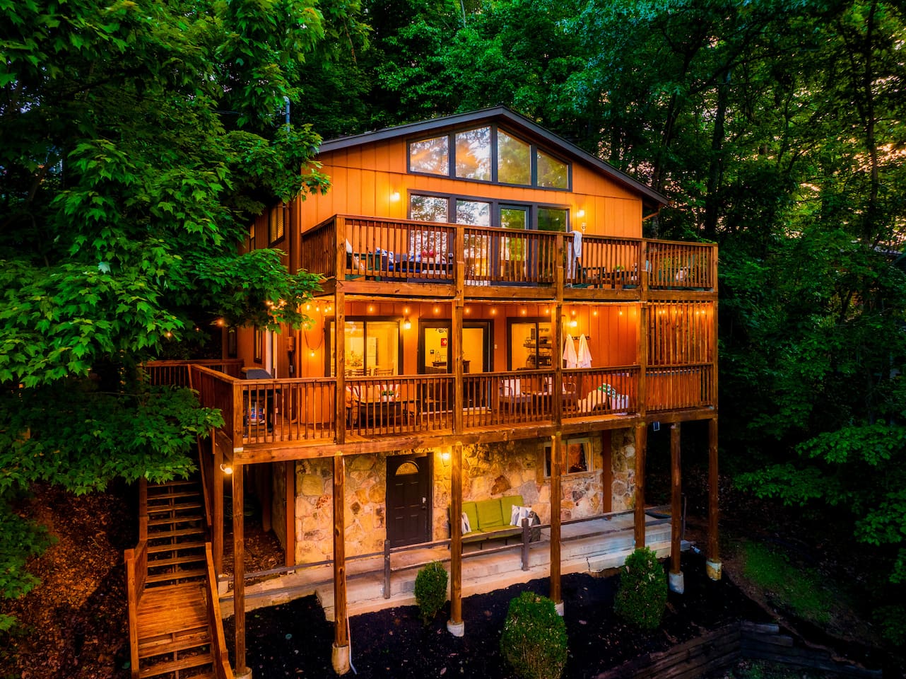 The dreamiest mountain getaway! A 3-story, 5-bedroom charming mountain retreat with an ideal location for adventuring at Ober Gatlinburg, exploring downtown Gatlinburg, seeing the National Park, and more.