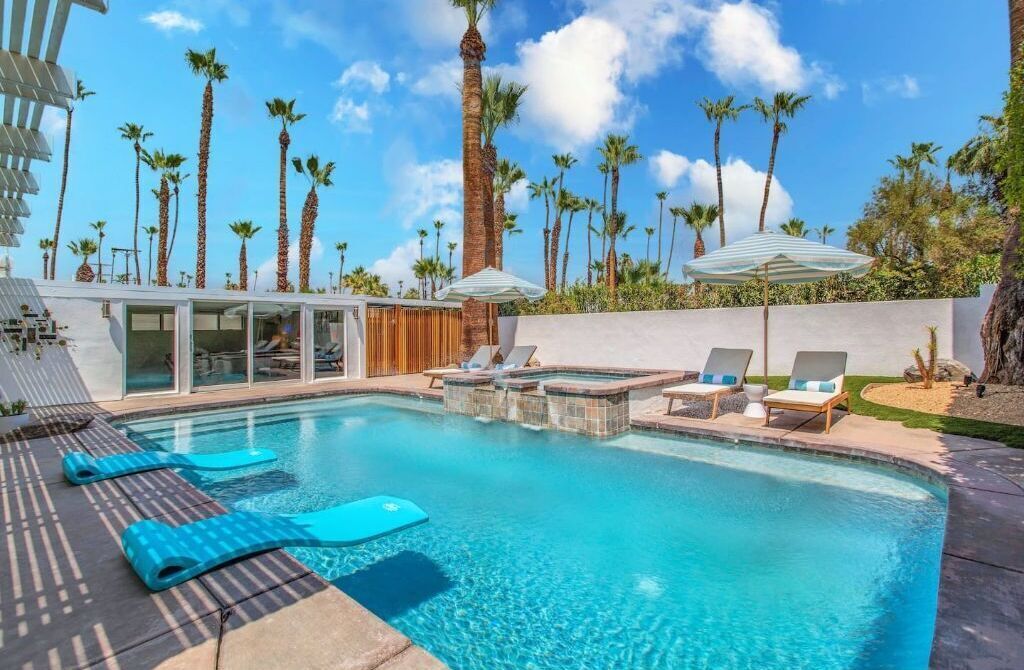 Private secluded pool with views of mountains, sky and palm trees - tranquil!