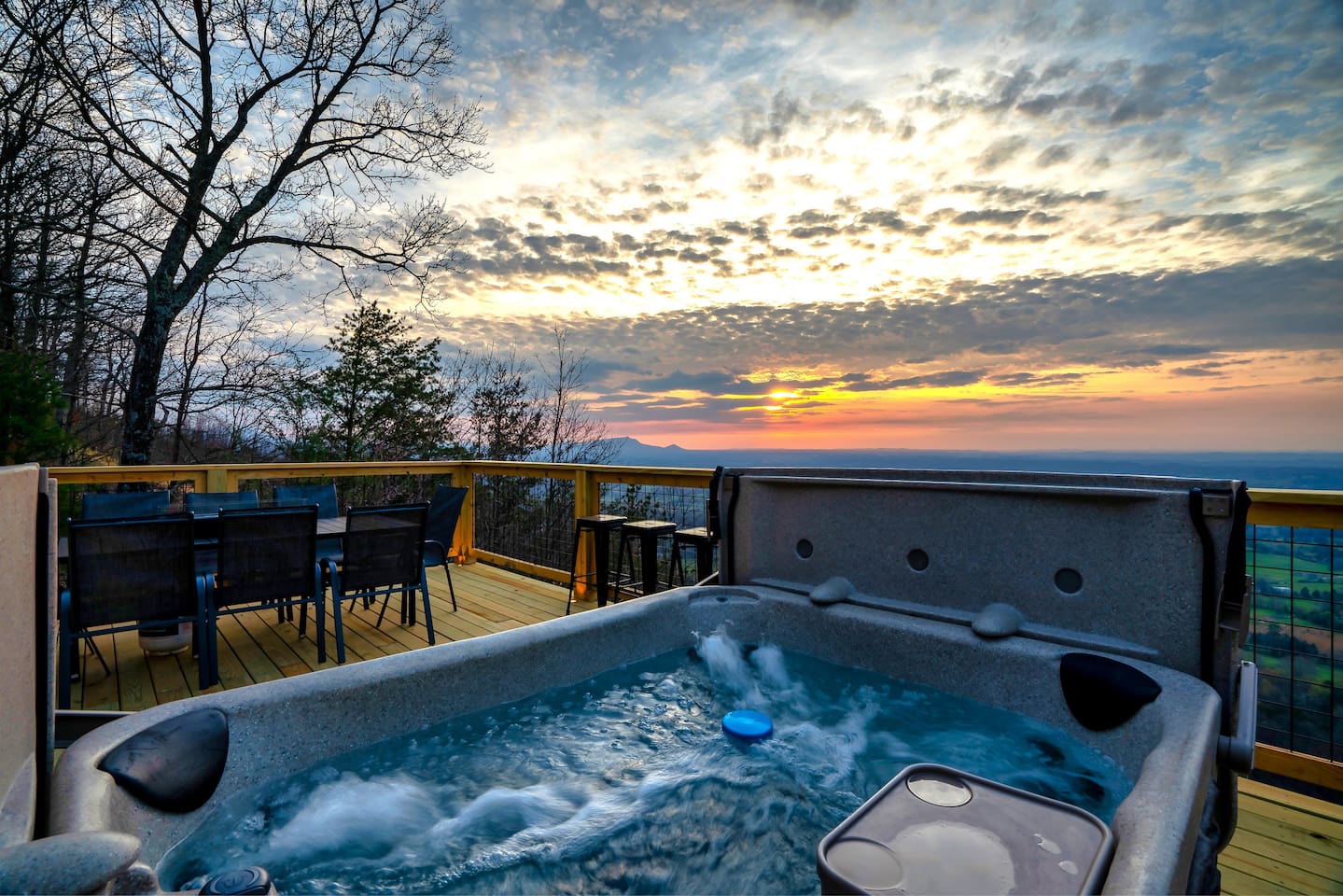 Soak in the private hot tub on the deck, overlooking panoramic mountain views and unforgettable sunset skies.