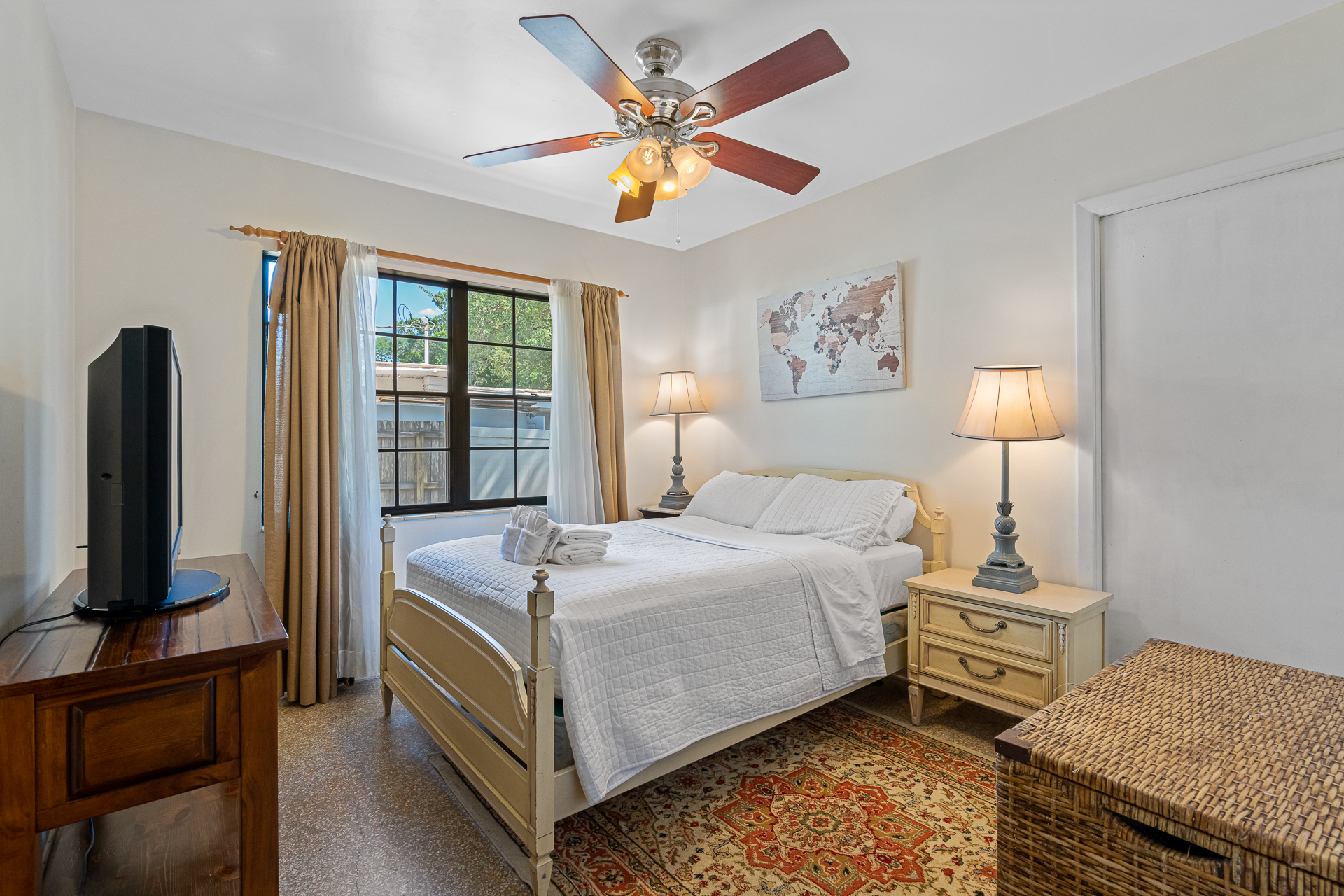 Lake Oasis—Large Private Unit, Ducks Visit Daily! 6