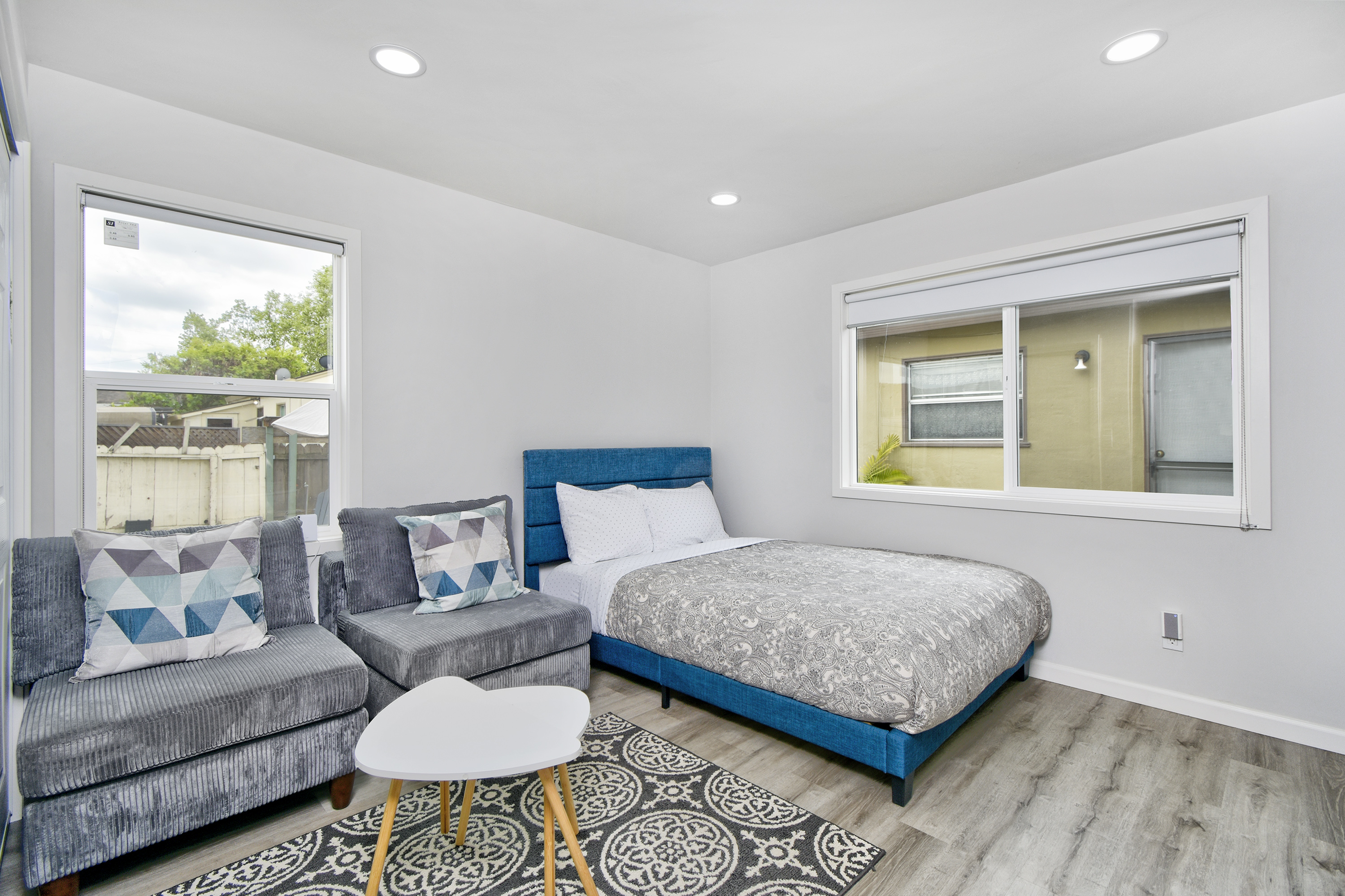 01-1362-shortridge-unit-b-jadu-bedroom-with-queen-bed-and-sitting-area