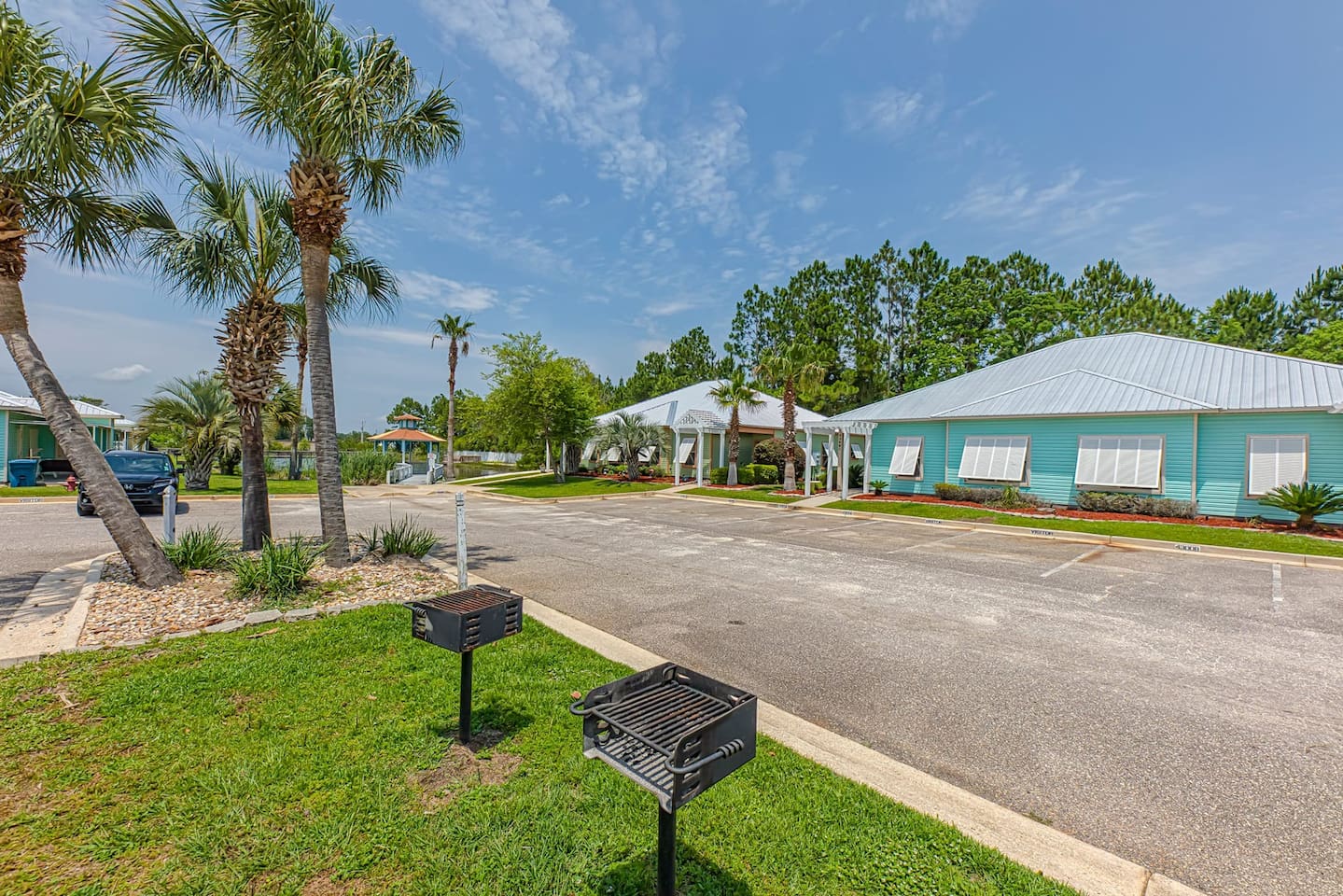 Exterior Paradise: Discover the vibrant charm of palm trees and grills just steps from relaxation!