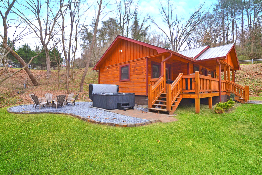 Ellijay Cabin: The Hot Tub and Firepit are Calling