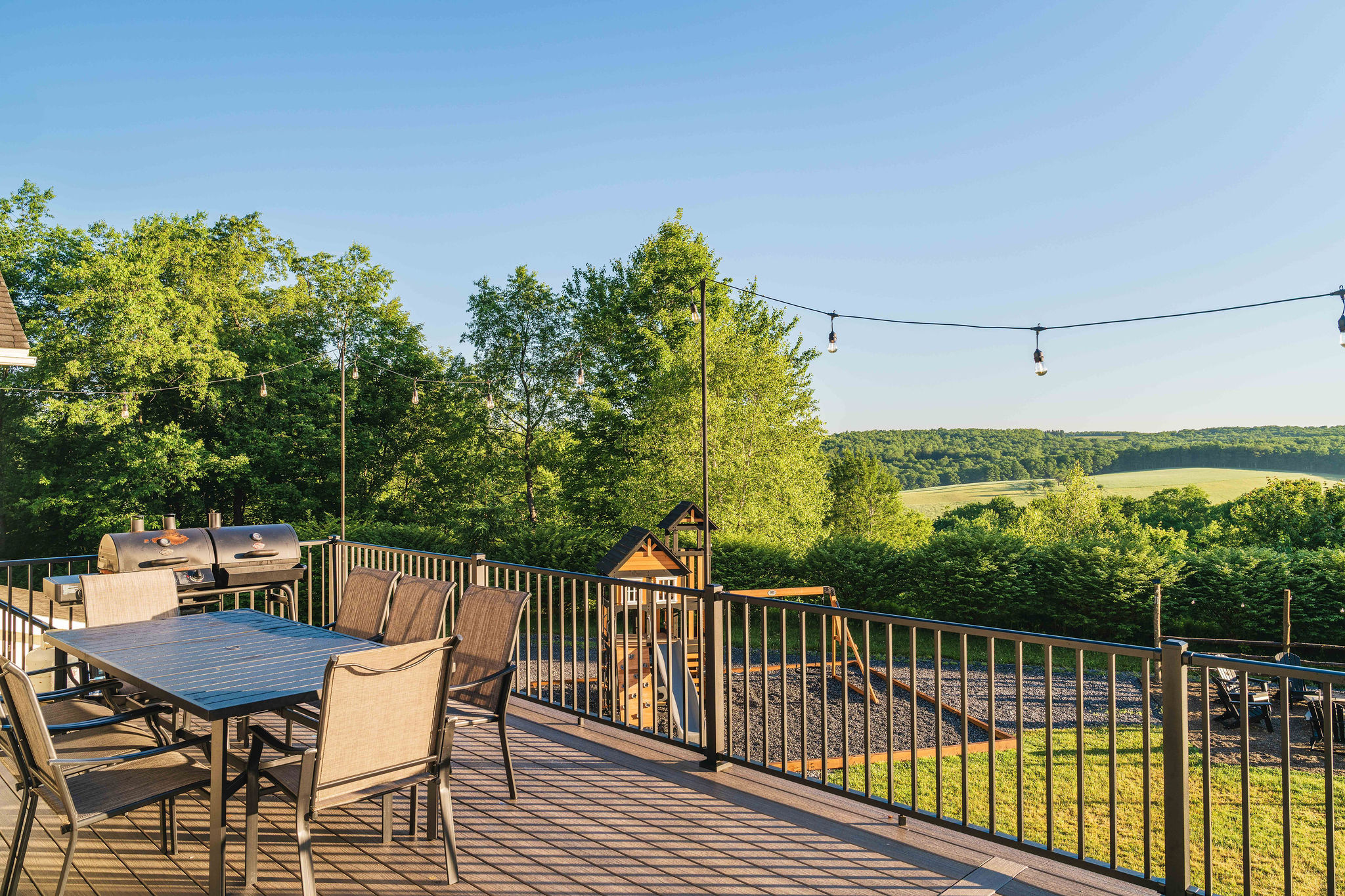 🍽 Outdoor dining with the whole valley as your view.