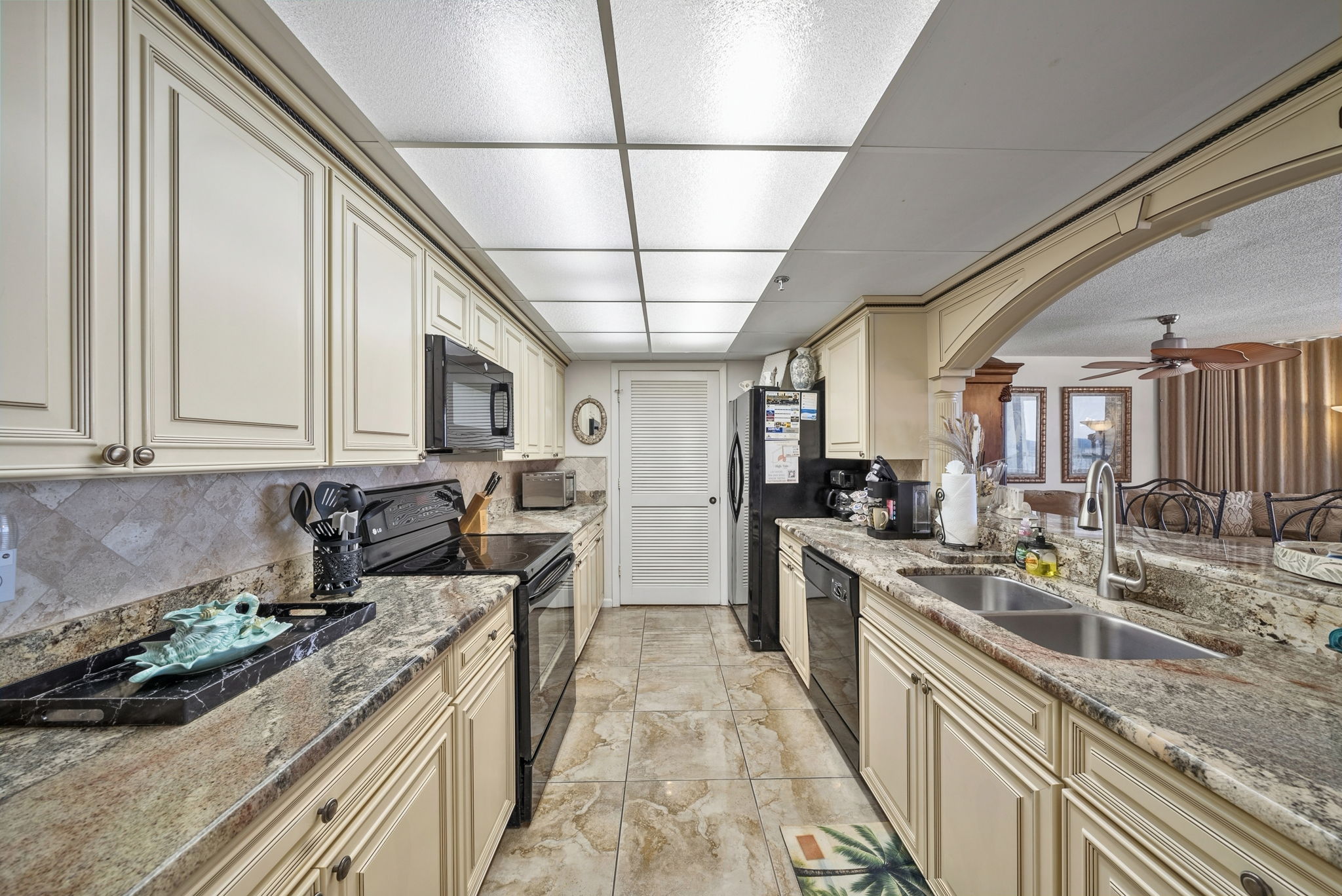 Tastefully designed, fully equipped kitchen