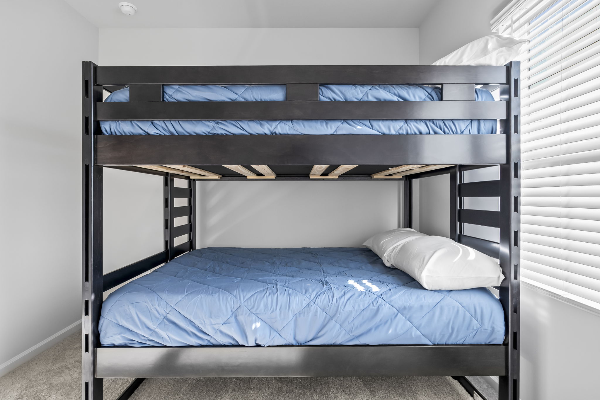 Kids bedroom with full over full bunk bed - sleeps 4