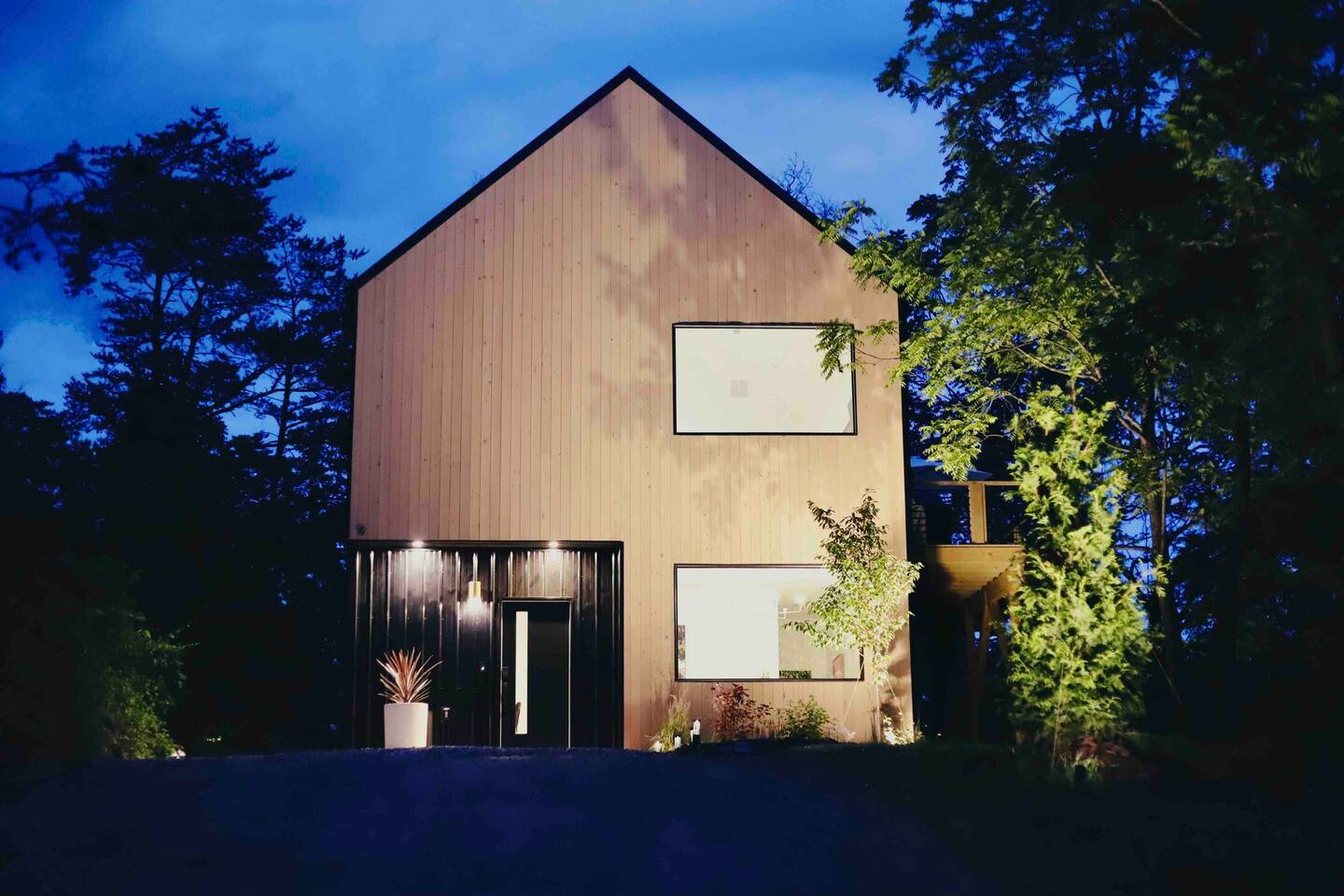 Front of The Gallery House