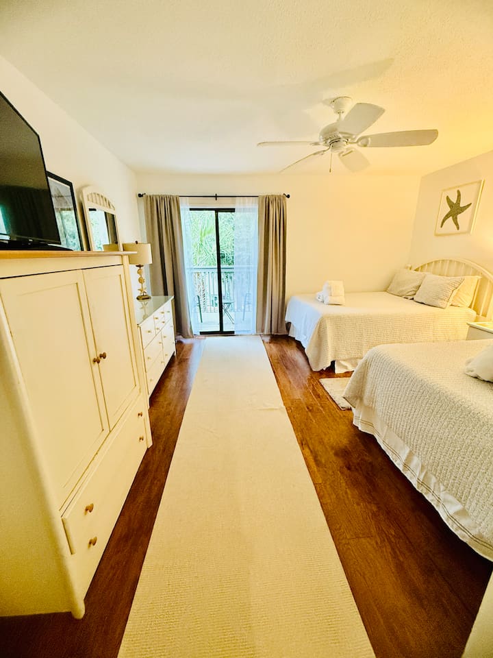 Second bedroom with patio doors