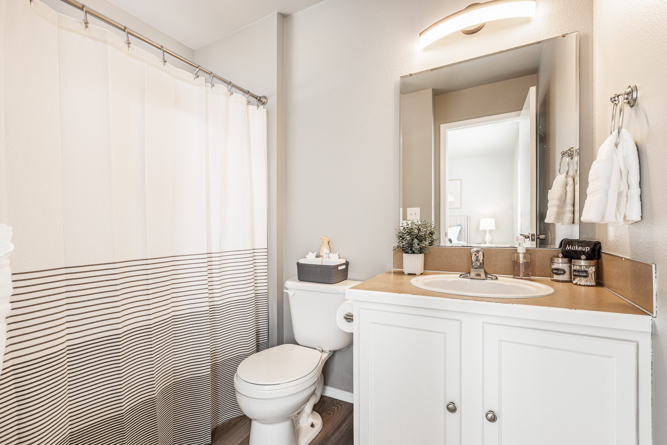 3010 Regan – Full Bathroom
Bright and clean bathroom with shower and tub.