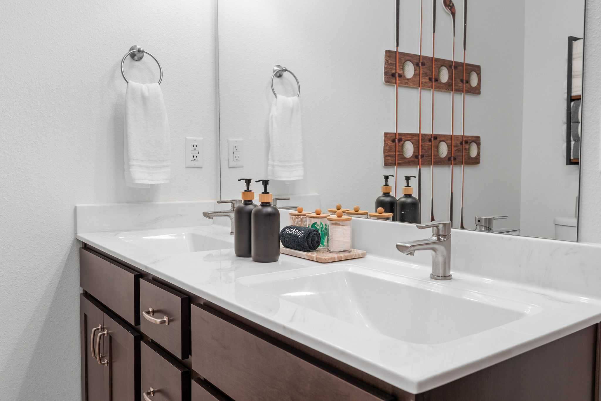 The golf room ensuite has a double vanity so everyone can get ready for Silver Dollar City even faster!