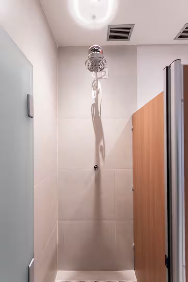 💧 Estrutura de apoio completa com chuveiro, garantindo praticidade no uso da sauna.