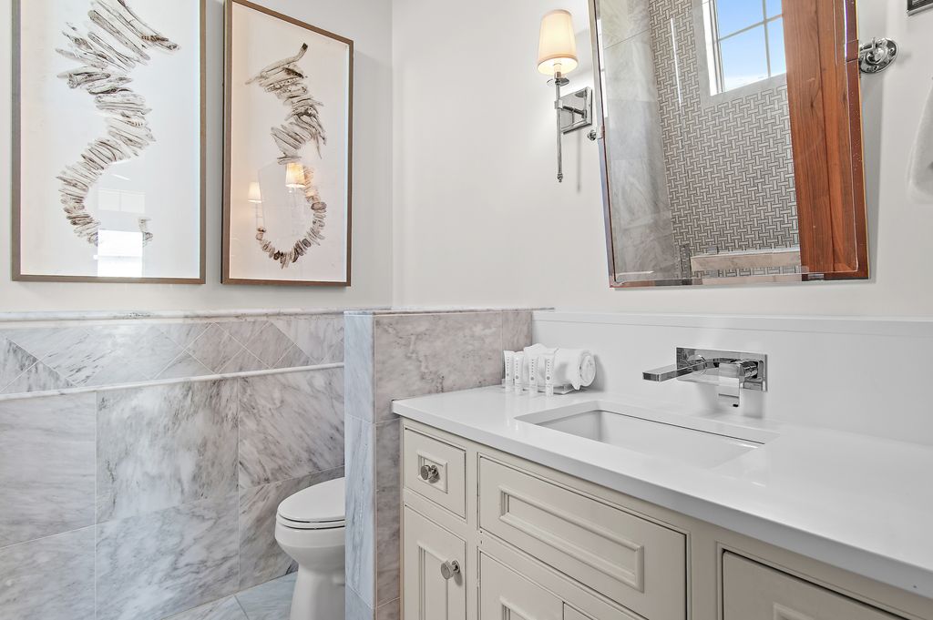 Bathroom 4 (Second Floor): Private Bathroom 