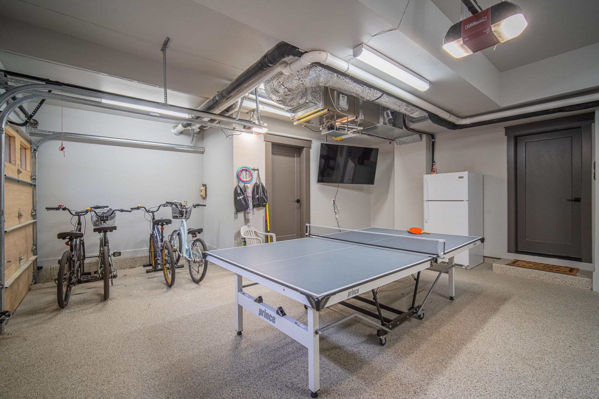 Garage fun! Ping pong table, bikes, TV