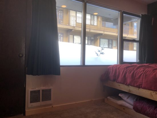Bedroom: Queen-size bed, 1 twin bed.